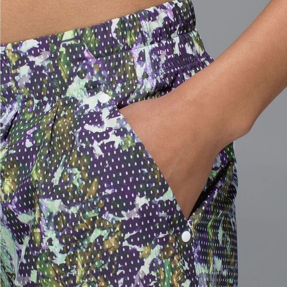 Lululemon Spring Break Away Short in Floral Sport White Multi - Picture 5 of 12